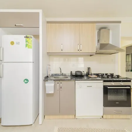 Luminous Flat W Shared Pool 5 Min To Lara Apartment *